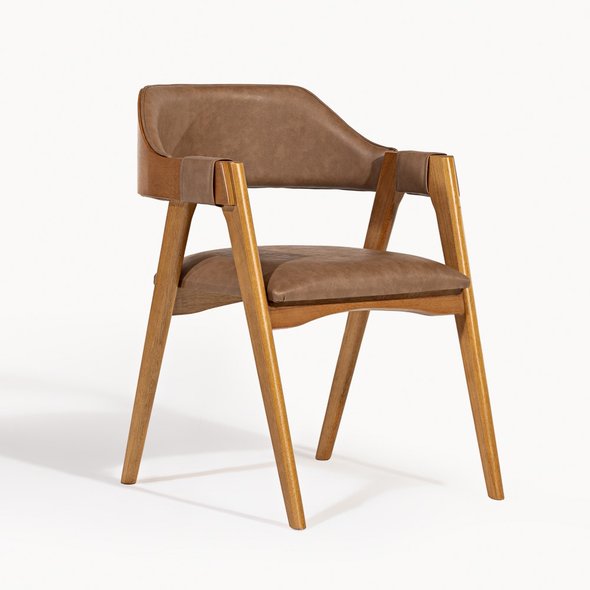 03 cadeira bali de madeira macica pinhao estofada couro sintetico caramelo