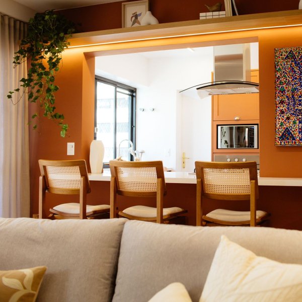 02 banqueta vegas madeira macica com telinha natural sextavada estofada linho palha