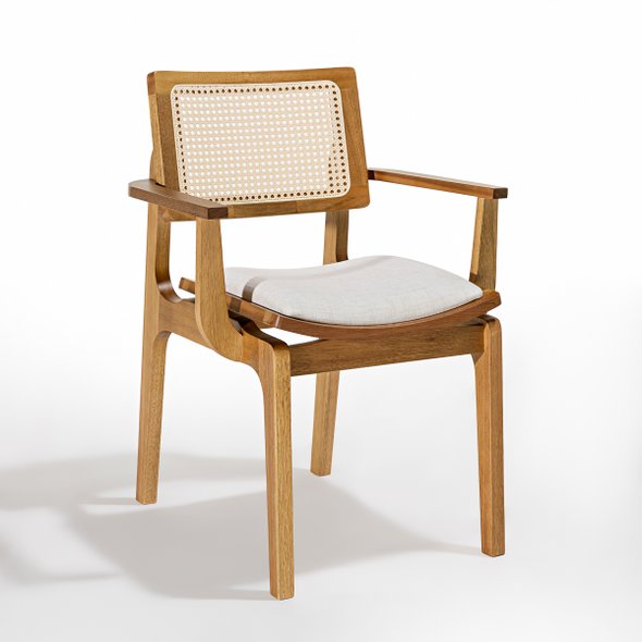 02 cadeira vegas c braco de madeira macica com telinha natural sextavada estofada linho palha