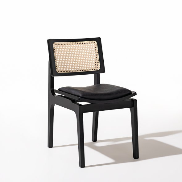 02 cadeira vegas de madeira macica com telinha natural sextavada estofada couro sintetico preto