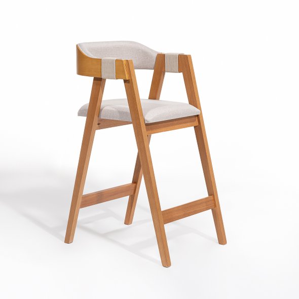 13 banqueta barcelona baixa madeira macica pinhao estofada couro sintetico creme