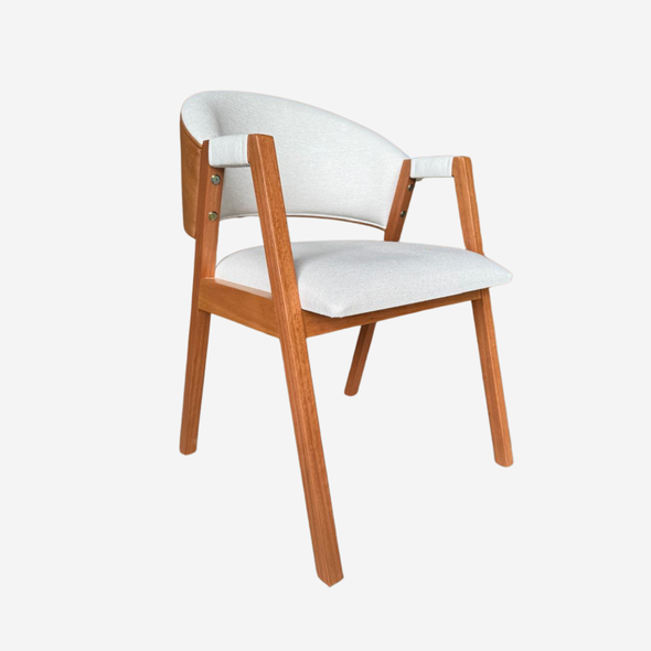 01 cadeira texas madeira macica cor pinhao em concha detalhes couro sintetico esfofado linho perola