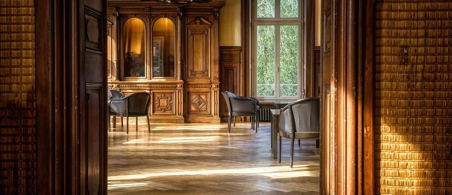 Aprenda como restaurar móveis de madeira