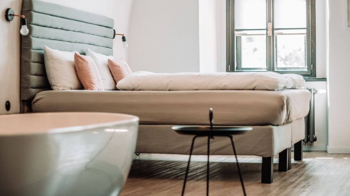 piso de madeira em quarto