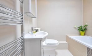 banheiro minimalista com piso branco