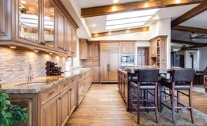 cozinha com de moveis de madeira