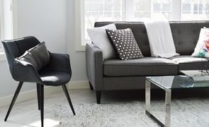 sala decorada com moveis escuros