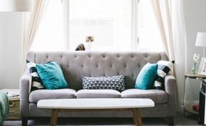 sofa cinza decorado com almofadas