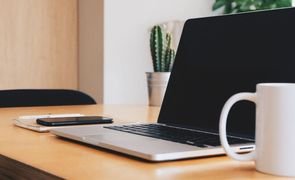 mesa de mdf com eletronicos em cima