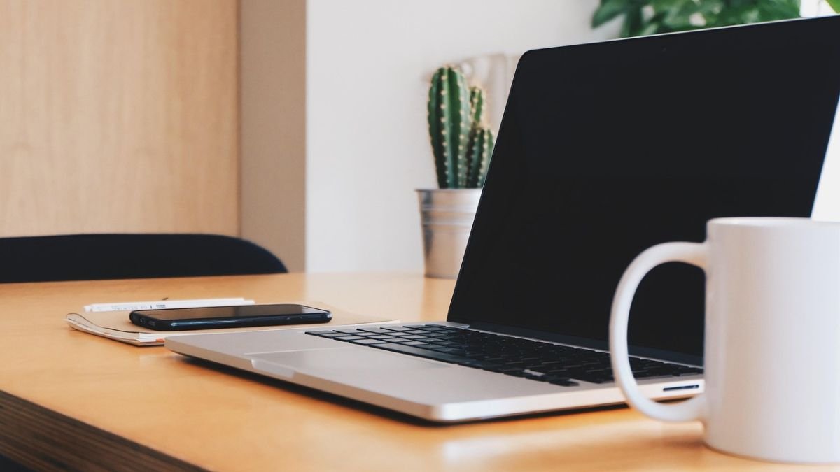 mesa de mdf com eletronicos em cima