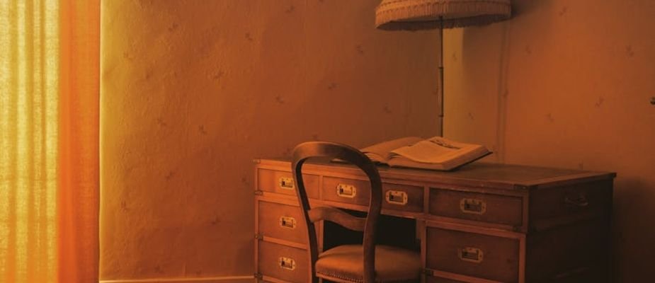 O que é escrivaninha: descubra como escolher e usar esse móvel no dia a dia