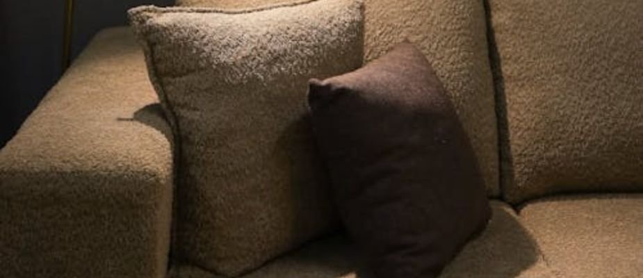 Que Cor de Almofada Combina com Sofá Marrom: Dicas para Transformar Sua Sala