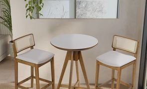 banquetas brancas com mesa branca