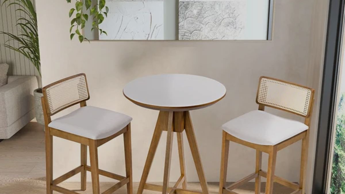 banquetas brancas com mesa branca