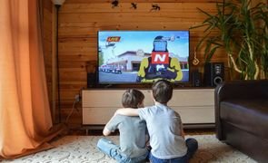 criancas assistindo tv