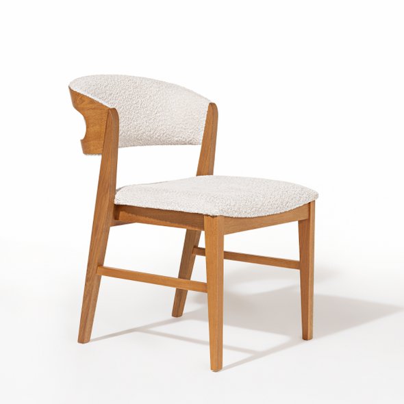 01 cadeira montreal madeira macica encosto e assento estofado boucle off white