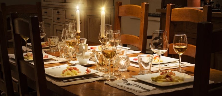 Quantas cadeiras usar na mesa de jantar? Dicas para acertar no conforto e no espaço