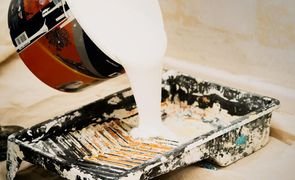 lata de tinta derramando em balde