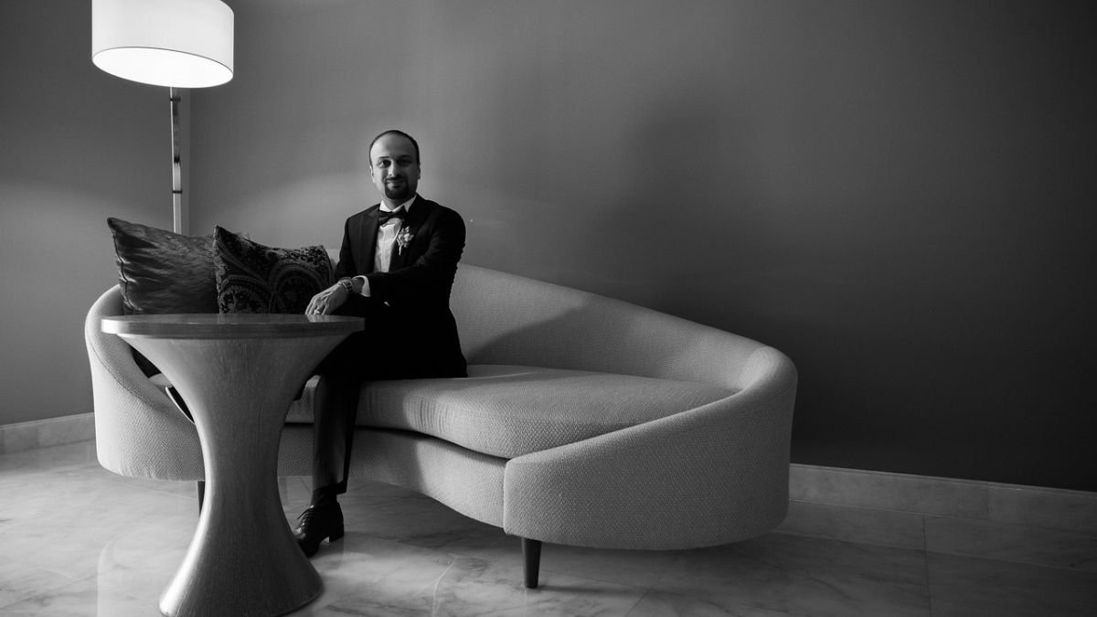 homem de terno com pernas cruzadas