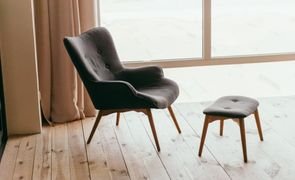 poltrona de tecido com apoio de pe