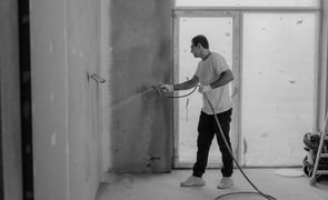 homem pitando casa