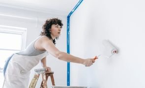 mulher pintando parede