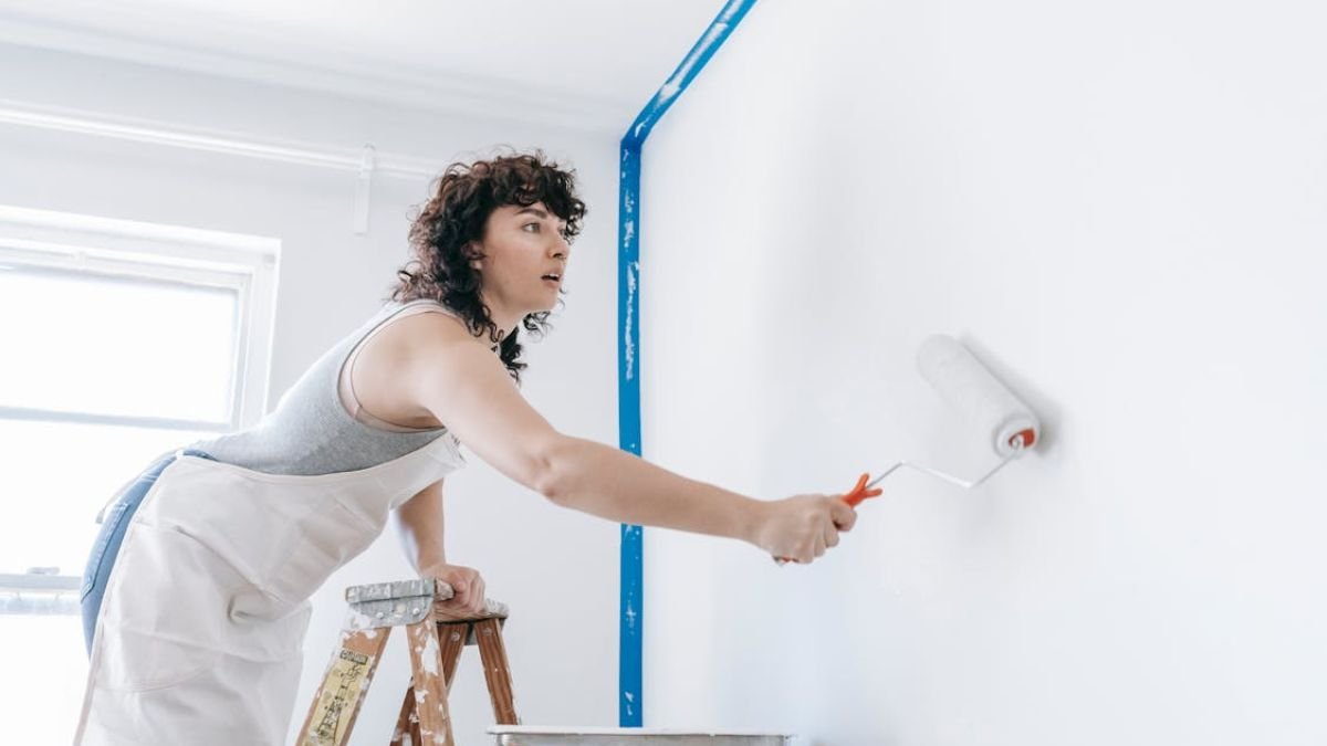 mulher pintando parede