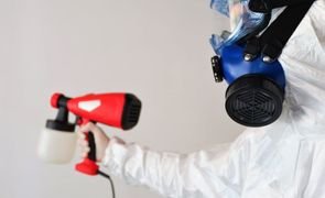 homem pintando parede com aparelho