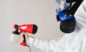 homem pintando parede com aparelho