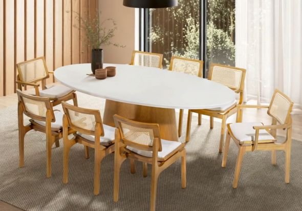 cadeira perto da mesa de jantar