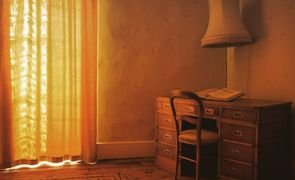 escrivaninha de madeira em sala