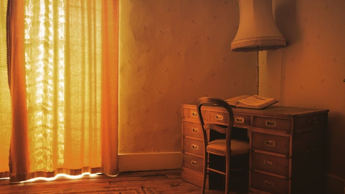 escrivaninha de madeira em sala